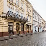 в центрі подобово на вулиці коперника 26 біля палацу мистецтв Λβιβ