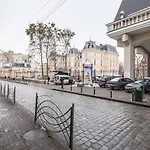 в центрі подобово на вулиці коперника 26 біля палацу мистецтв *