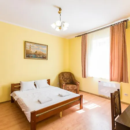 в центрі подобово на вулиці коперника 26 біля палацу мистецтв Lviv