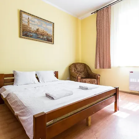 в центрі подобово на вулиці коперника 26 біля палацу мистецтв * Lviv