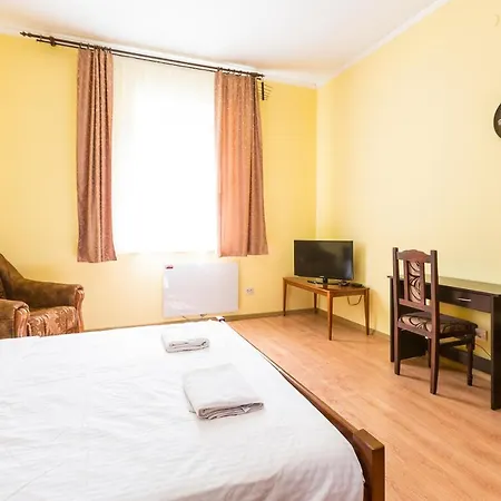 в центрі подобово на вулиці коперника 26 біля палацу мистецтв * Lviv