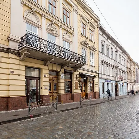 в центрі подобово на вулиці коперника 26 біля палацу мистецтв Lviv
