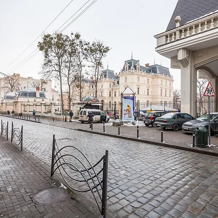 в центрі подобово на вулиці коперника 26 біля палацу мистецтв *