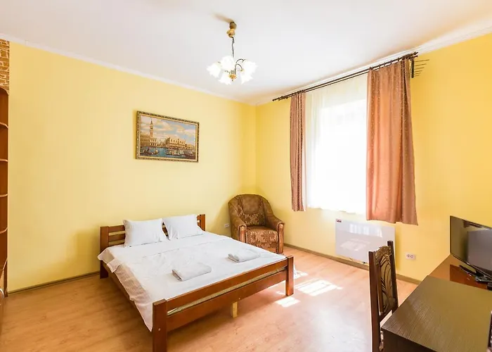 в центрі подобово на вулиці коперника 26 біля палацу мистецтв Lviv